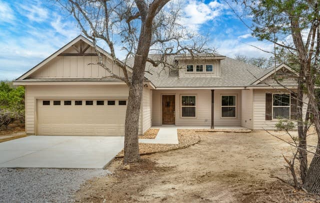 3-bedroom rental at 153 Spotted Horse Trail in Bandera, TX — photo 2