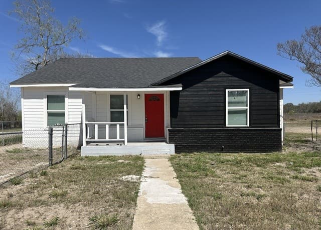 4-bedroom rental at 514 Davis Ave in Devine, TX — photo 1