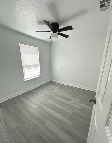 4-bedroom rental at 514 Davis Ave in Devine, TX — photo 4
