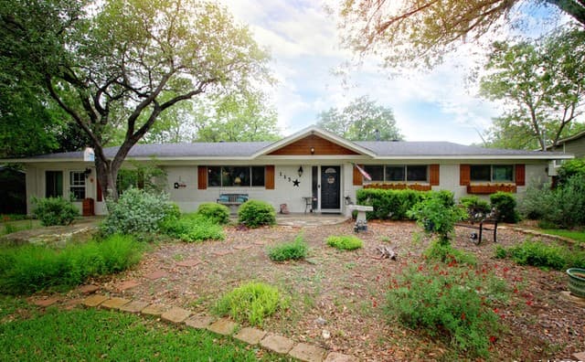 4-bedroom rental at 113 Adobe Dr in Castle Hills, TX — photo 1