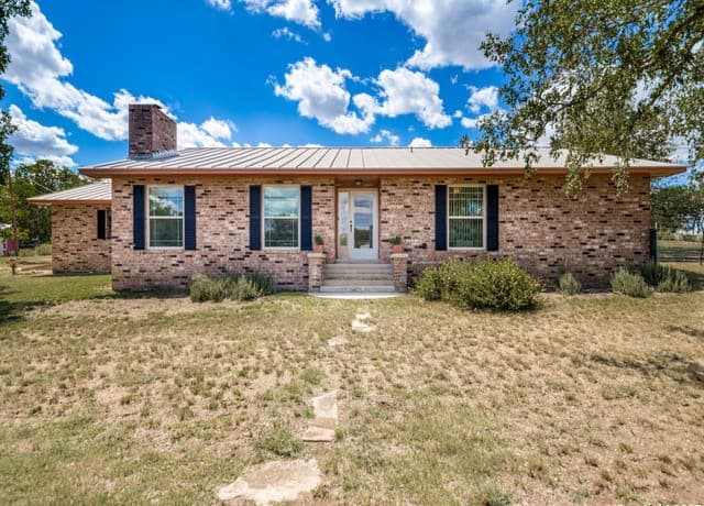 3-bedroom rental at 135 Manor in Comfort, TX — photo 1