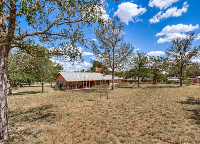 3-bedroom rental at 135 Manor in Comfort, TX — photo 3