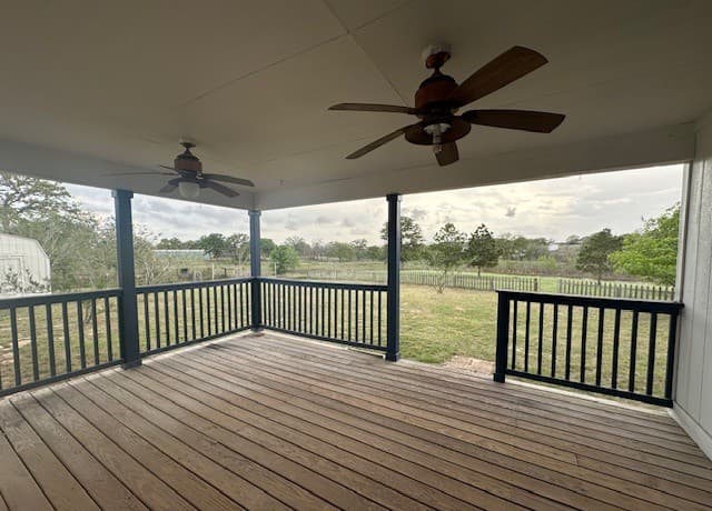 3-bedroom rental at 412 Lake Dr in La Vernia, TX — photo 4