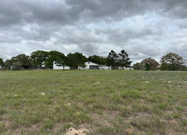3-bedroom rental at 412 Lake Dr in La Vernia, TX — photo 5