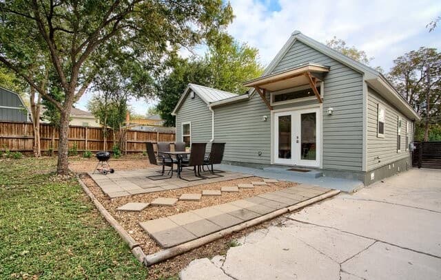 2-bedroom rental at 521 Dawson St in San Antonio, TX — photo 1
