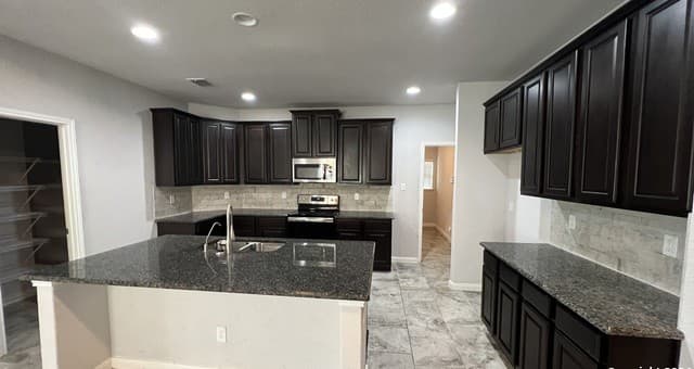 5-bedroom rental at 4576 Scots Elm in Schertz, TX — photo 2