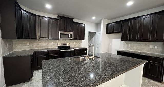 5-bedroom rental at 4576 Scots Elm in Schertz, TX — photo 4