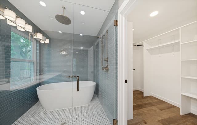 3-bedroom rental at 523 Woodcrest Dr in San Antonio, TX — photo 4