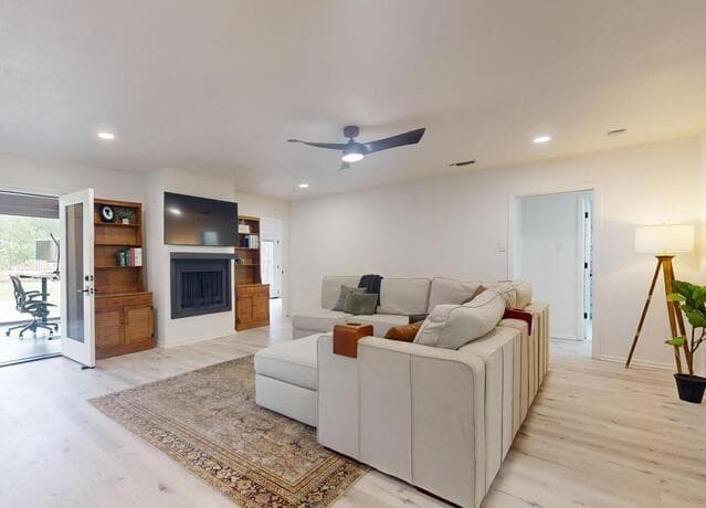 4-bedroom rental at 215 Trafalgar Rd in San Antonio, TX — photo 4