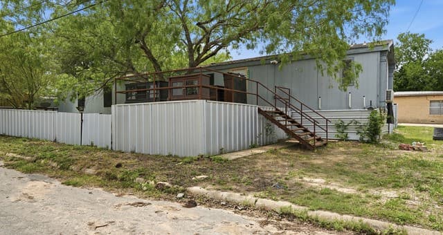 3-bedroom rental at 1308 Ruhmann in Kenedy, TX — photo 3