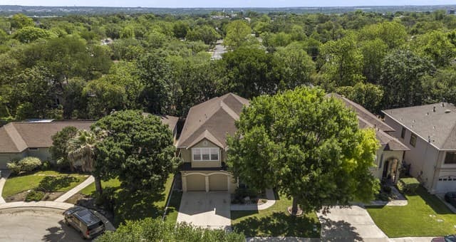 5-bedroom rental at 7110 Bethencourt in San Antonio, TX — photo 1