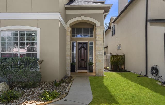 5-bedroom rental at 7110 Bethencourt in San Antonio, TX — photo 2