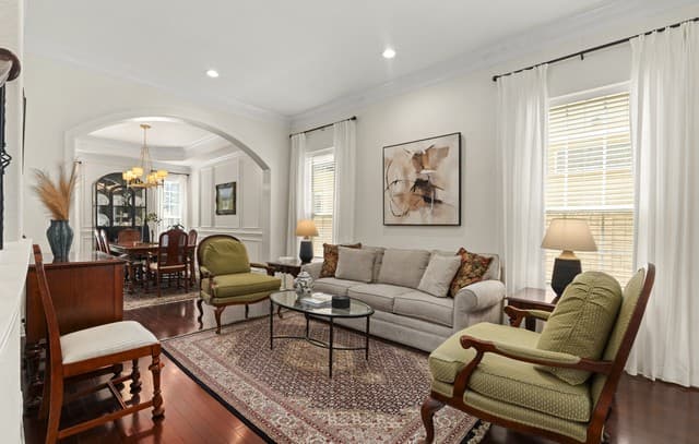 5-bedroom rental at 7110 Bethencourt in San Antonio, TX — photo 4