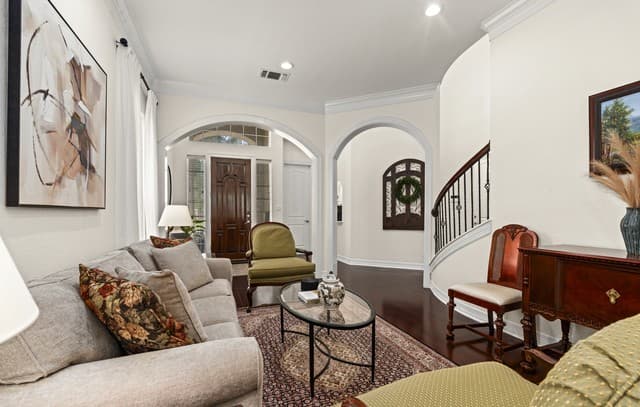 5-bedroom rental at 7110 Bethencourt in San Antonio, TX — photo 5
