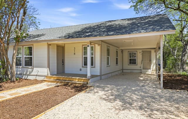 3-bedroom rental at 318 Ferguson Ave Unit 1 in San Antonio, TX — photo 2
