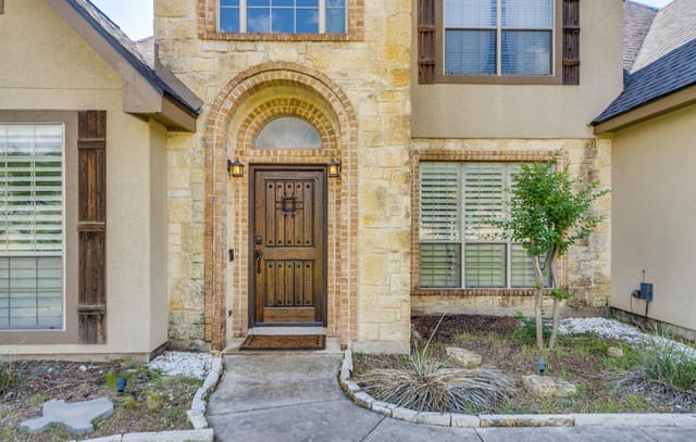 4-bedroom rental at 1316 Frontier in Spring Branch, TX — photo 3