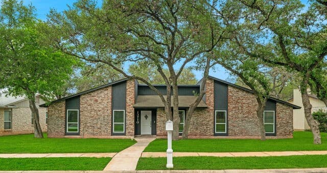 3-bedroom rental at 13710 Stoney Hl in San Antonio, TX — photo 1