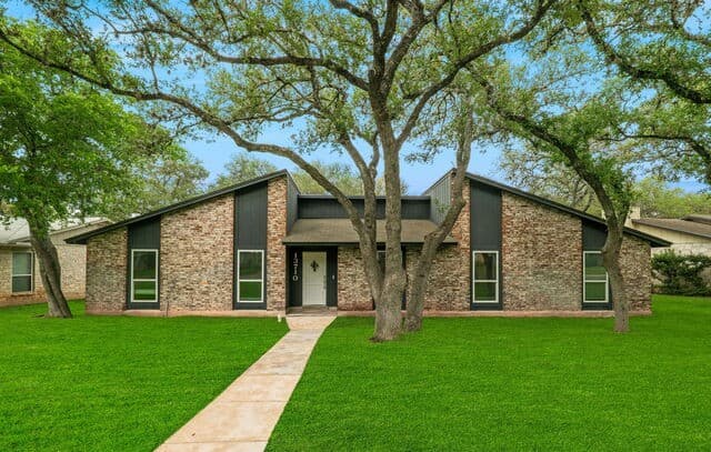 3-bedroom rental at 13710 Stoney Hl in San Antonio, TX — photo 2
