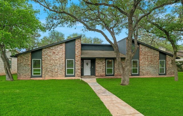 3-bedroom rental at 13710 Stoney Hl in San Antonio, TX — photo 3