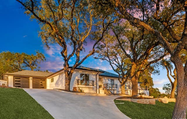 4-bedroom rental at 311 E Woodlake Dr in San Antonio, TX — photo 4