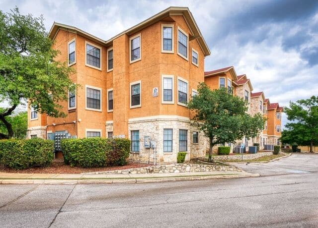 2-bedroom rental at 6160 Eckhert Unit APT 1718 in San Antonio, TX — photo 1