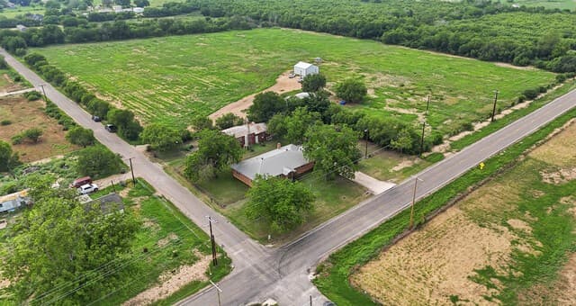 3-bedroom rental at 106 County Road 6611 in Devine, TX — photo 2