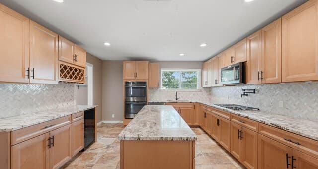 3-bedroom rental at 106 County Road 6611 in Devine, TX — photo 3