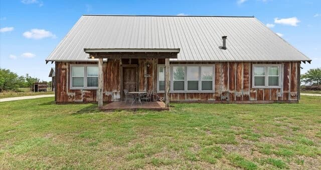 4-bedroom rental at 707 Creek Rd in Marion, TX — photo 3