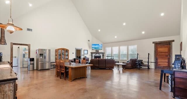 4-bedroom rental at 707 Creek Rd in Marion, TX — photo 4