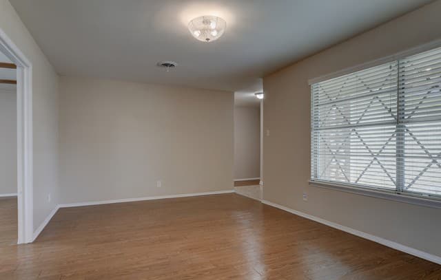 3-bedroom rental at 214 Oaklane Dr in Universal City, TX — photo 3