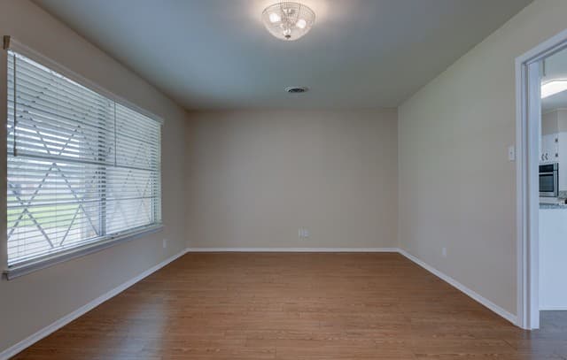 3-bedroom rental at 214 Oaklane Dr in Universal City, TX — photo 5