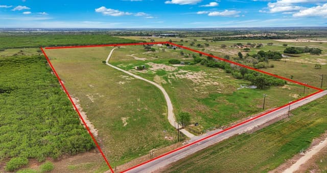 4-bedroom rental at 5975 County Road 277 in Gillett, TX — photo 4