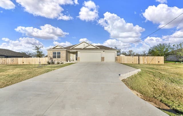 4-bedroom rental at 121 Cheyenne Dr in Floresville, TX — photo 2