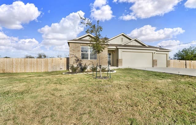 4-bedroom rental at 121 Cheyenne Dr in Floresville, TX — photo 3