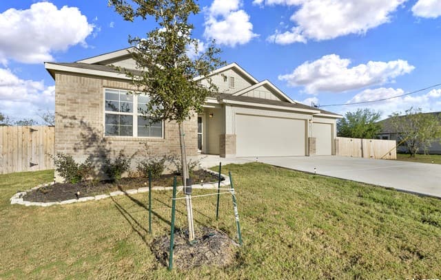 4-bedroom rental at 121 Cheyenne Dr in Floresville, TX — photo 4