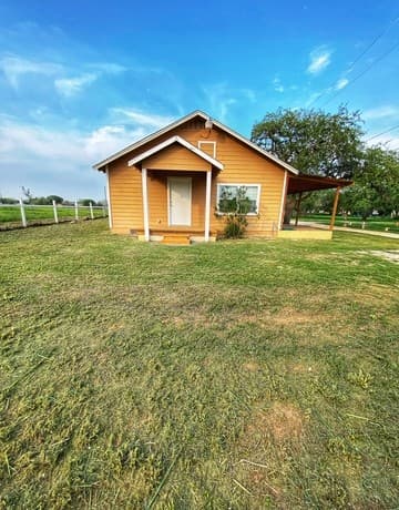2-bedroom rental at 1311 Pine St. in Floresville, TX — photo 1