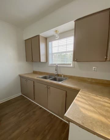 2-bedroom rental at 1311 Pine St. in Floresville, TX — photo 4