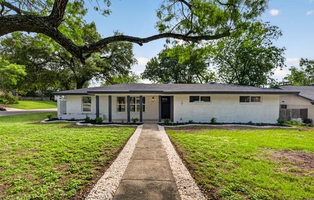 3-bedroom rental at 101 Twinleaf Ln in Castle Hills, TX — photo 2