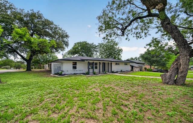 3-bedroom rental at 101 Twinleaf Ln in Castle Hills, TX — photo 4