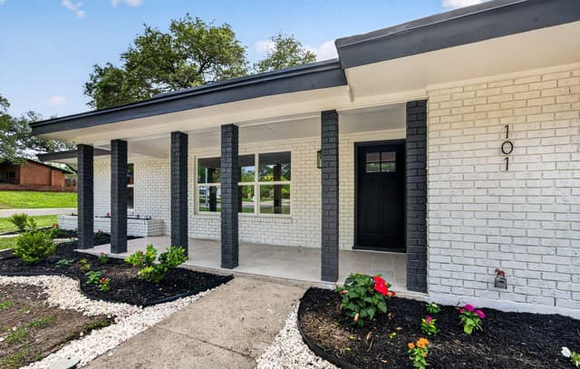 3-bedroom rental at 101 Twinleaf Ln in Castle Hills, TX — photo 5