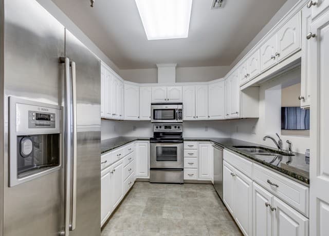 2-bedroom rental at 1 Towers Park Ln Unit 1917 in San Antonio, TX — photo 2