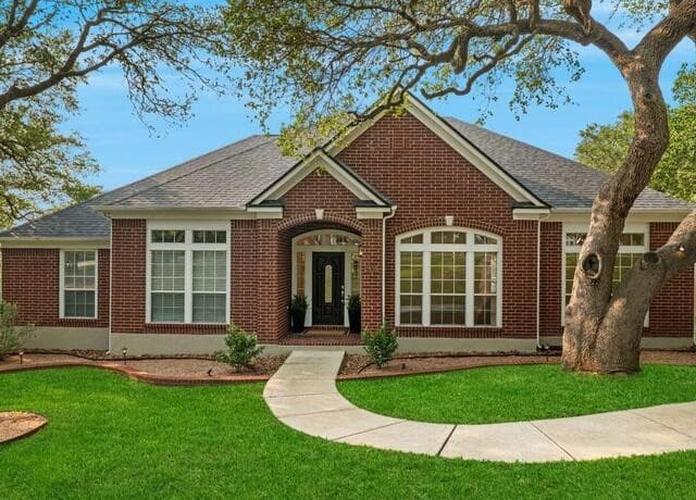 4-bedroom rental at 28219 Heritage Trl in Boerne, TX — photo 2