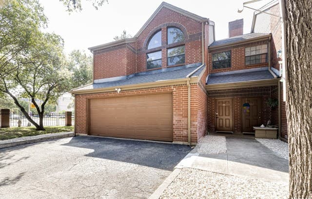 3-bedroom rental at 7930 Roanoke Run Unit 401 in San Antonio, TX — photo 2