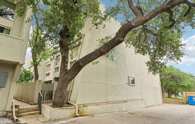 3-bedroom rental at 3102 Eisenhauer Rd Unit E34 in San Antonio, TX — photo 1