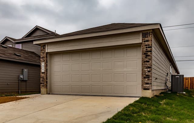 4-bedroom rental at 7922 Biggio Ln in Converse, TX — photo 2