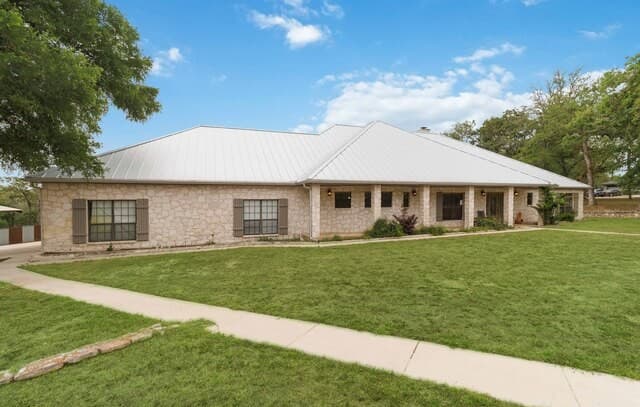 3-bedroom rental at 233 Twin Oaks Dr in La Vernia, TX — photo 1