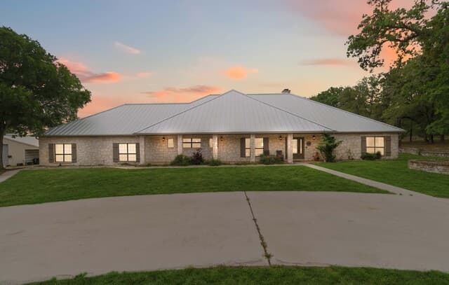 3-bedroom rental at 233 Twin Oaks Dr in La Vernia, TX — photo 2