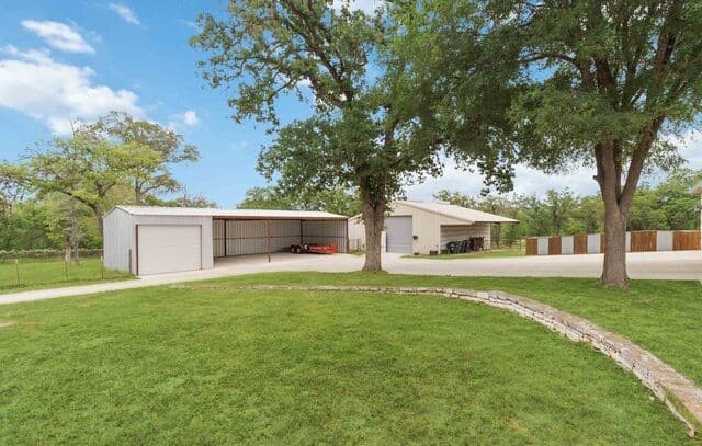 3-bedroom rental at 233 Twin Oaks Dr in La Vernia, TX — photo 3