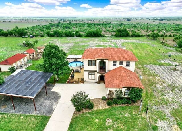 4-bedroom rental at 503 Private Road 5764 in LaCoste, TX — photo 1