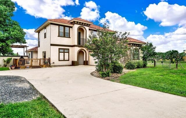 4-bedroom rental at 503 Private Road 5764 in LaCoste, TX — photo 3